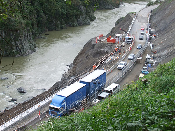 Manawatu Gorge open to one lane. 